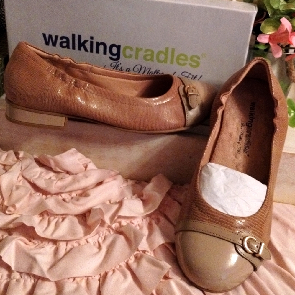 New In Box, Women's 8.5 Wide Walking Cradles Trista Lt Taupe Flats